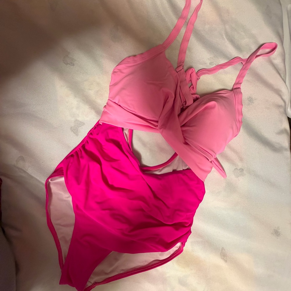 Eomemie Pink‎ Two-Tone Twist-Front One-Piece Swimsuit